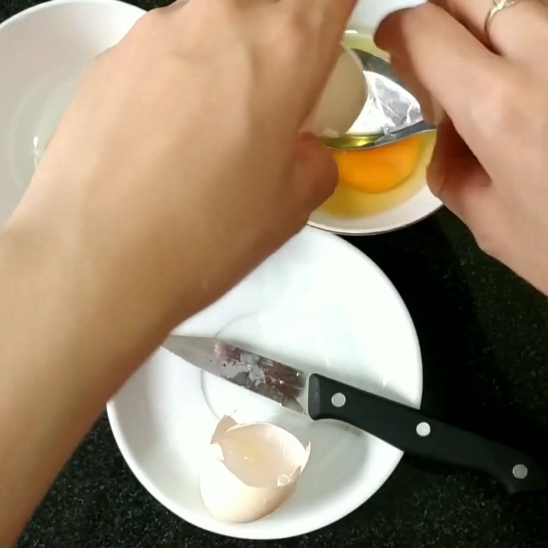 Bước 1 Tách lấy lòng đỏ trứng Sốt dầu trứng chanh leo