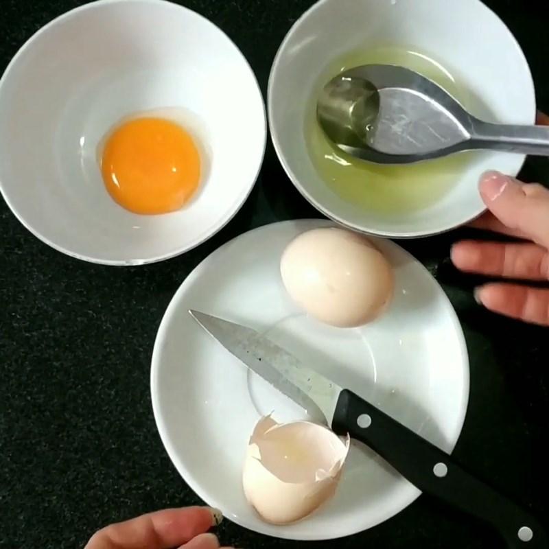 Bước 1 Tách lấy lòng đỏ trứng Sốt dầu trứng chanh leo