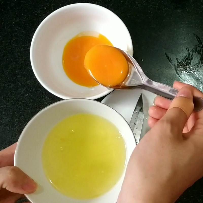 Bước 1 Tách lấy lòng đỏ trứng Sốt dầu trứng chanh leo