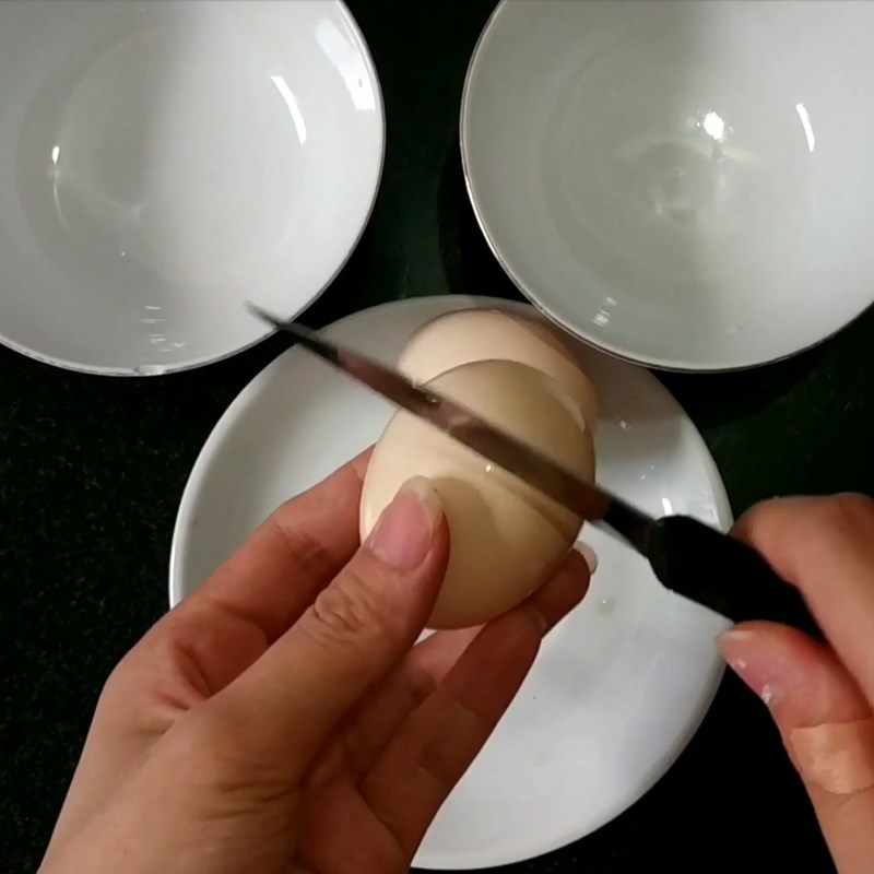 Bước 1 Tách lấy lòng đỏ trứng Sốt dầu trứng chanh leo