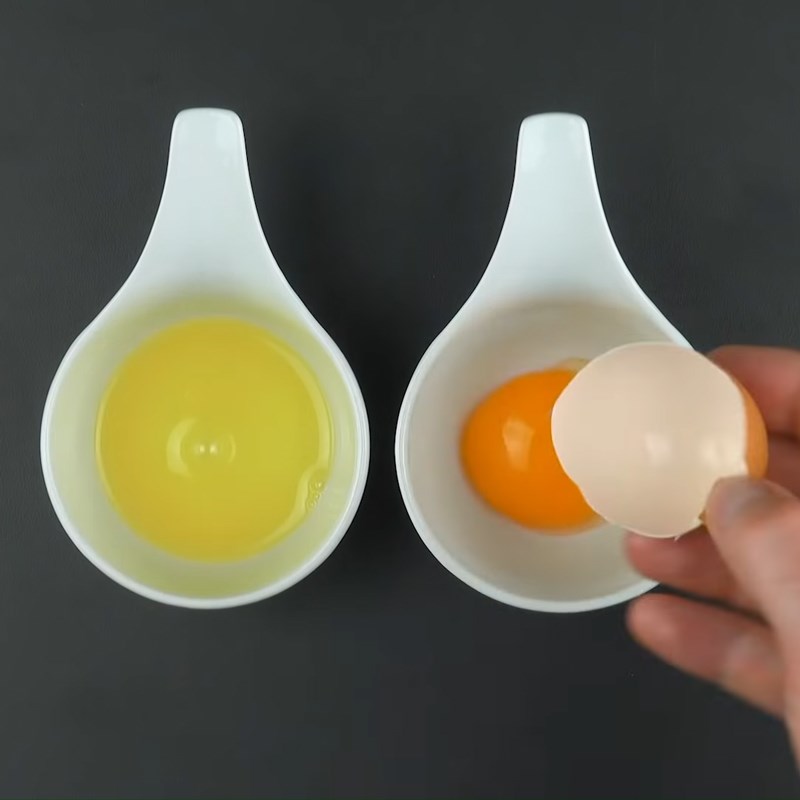 Bước 1 Tách lòng đỏ trứng Trứng siêu dài