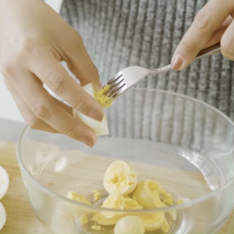 Bước 2 Tách lòng đỏ và làm hỗn hợp nhân Trứng ác quỷ (deviled egg)