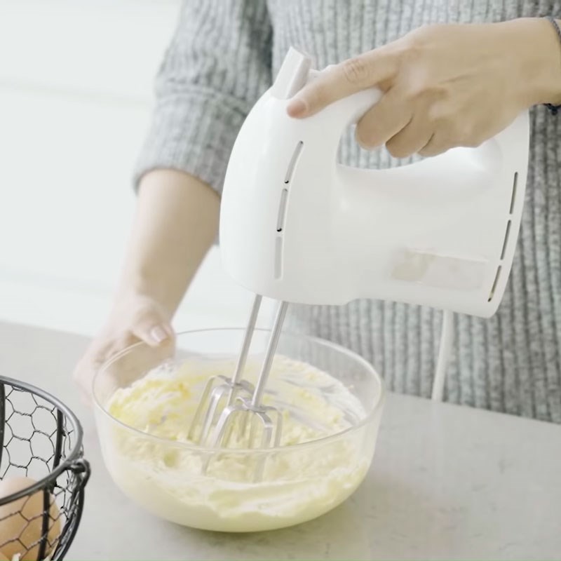 Bước 2 Tách lòng đỏ và làm hỗn hợp nhân Trứng ác quỷ (deviled egg)