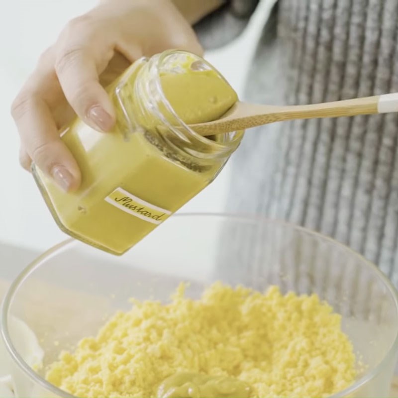 Bước 2 Tách lòng đỏ và làm hỗn hợp nhân Trứng ác quỷ (deviled egg)