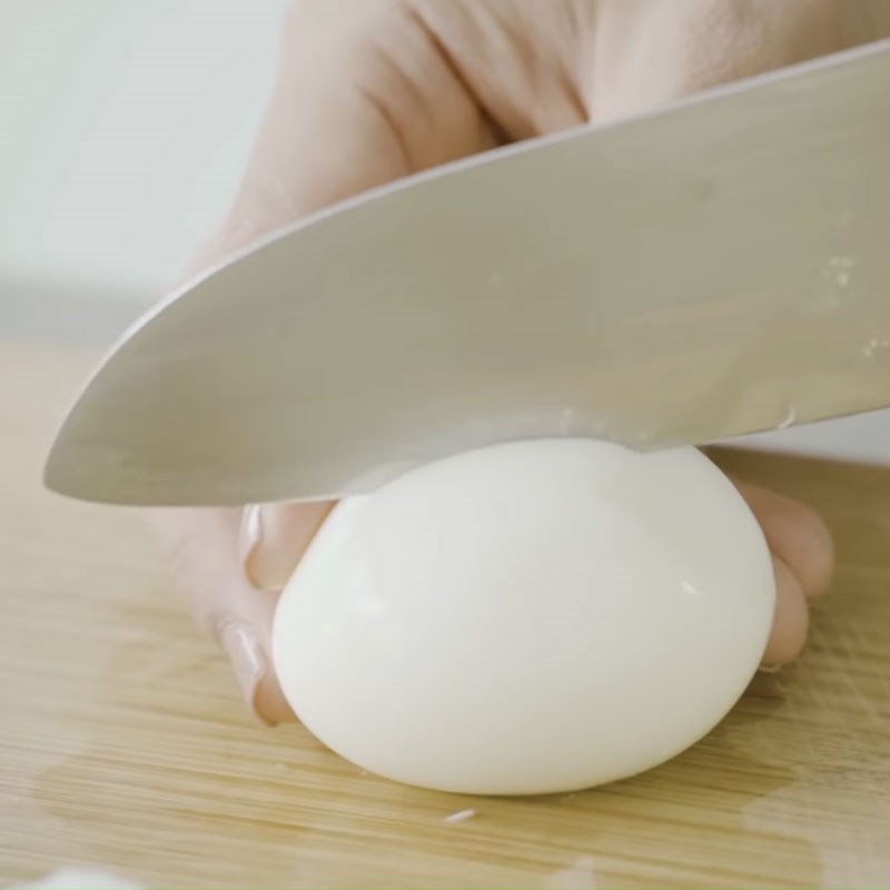 Bước 2 Tách lòng đỏ và làm hỗn hợp nhân Trứng ác quỷ (deviled egg)