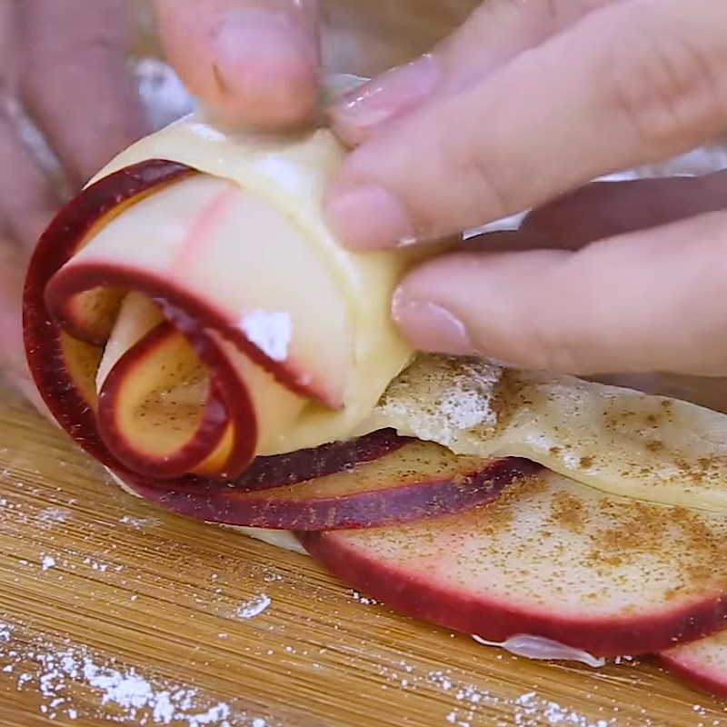 Bước 4 Tạo hình và nướng bánh Bánh táo hoa hồng