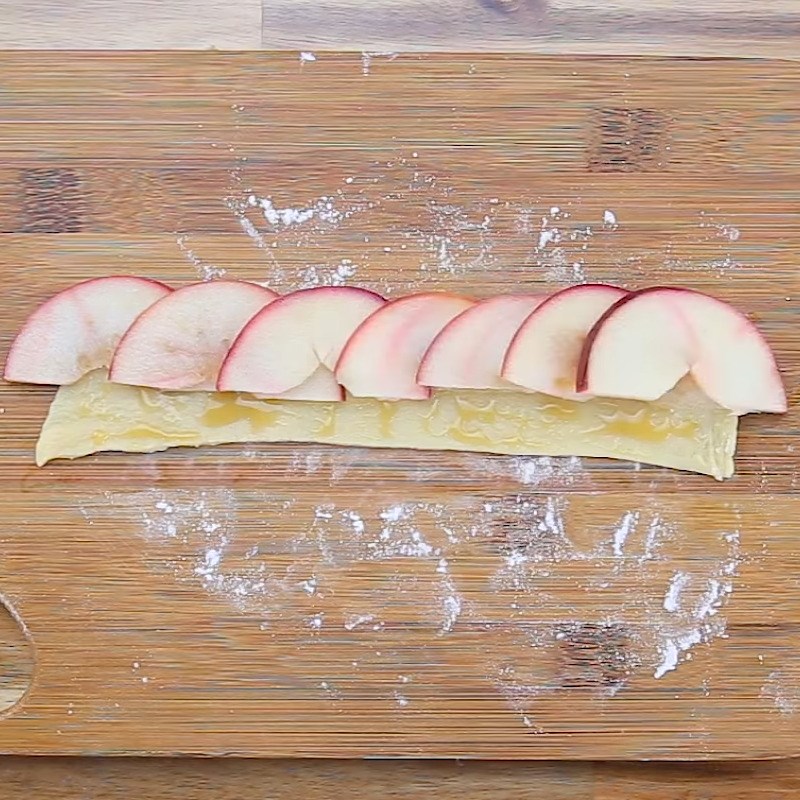 Bước 4 Tạo hình và nướng bánh Bánh táo hoa hồng
