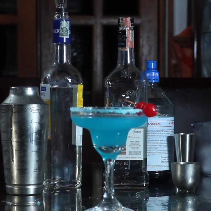 Bước 3 Thành phẩm Cocktail Blue Margarita lắc đá