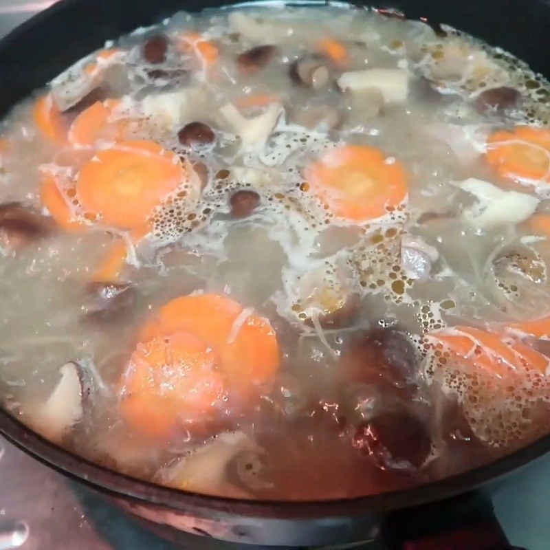 Cận cảnh món canh hải sâm nấu nấm nóng hổi
