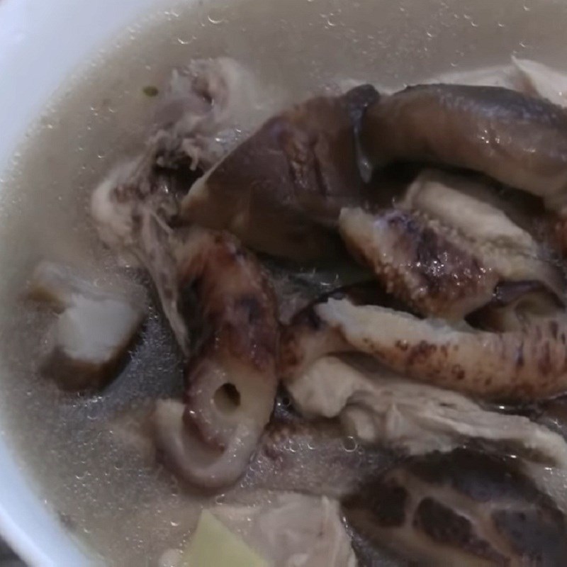 Cận cảnh bát canh gà hải sâm giàu dinh dưỡng