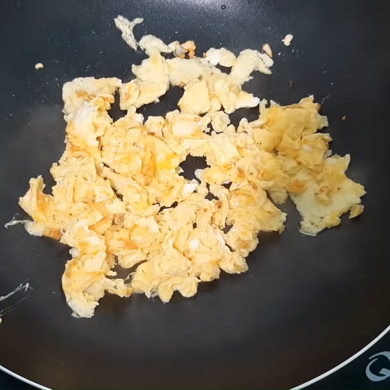 Bước 4 Xào mì Mì xào trứng rau củ nấm