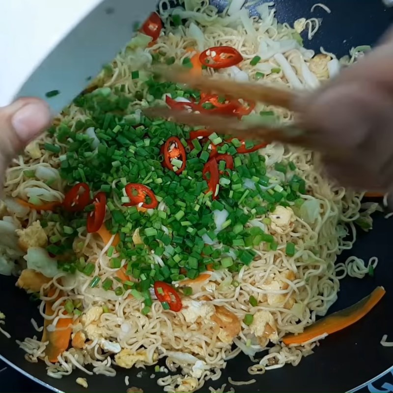 Step 4 Stir-fry Noodles Stir-fried noodles with eggs, vegetables and mushrooms