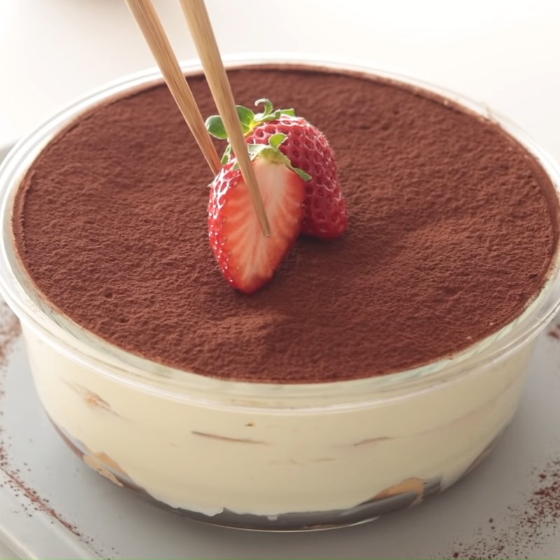 Bước 7 Trang trí Bánh tiramisu dâu tây