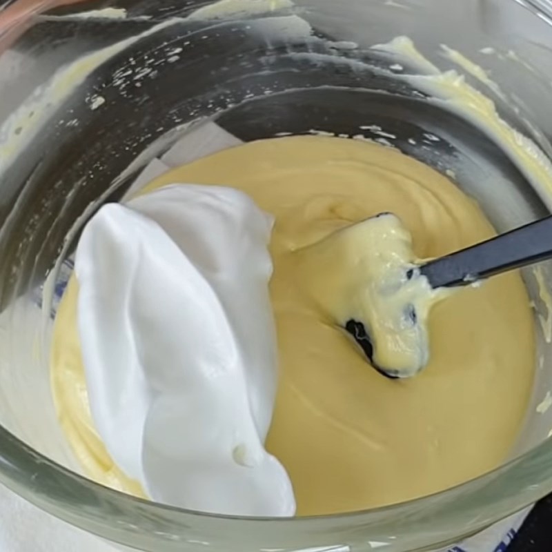 Bước 7 Trộn bột và lòng trắng trứng Bánh phô mai nướng dứa