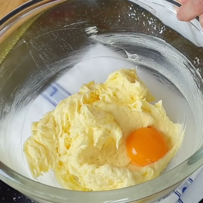 Bước 1 Trộn hỗn hợp bơ đường trứng Bánh tart trái cây thập cẩm hình chiếc cốc