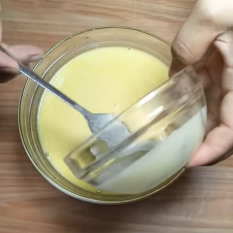 Bước 3 Trộn hỗn hợp dứa sữa chua dừa Kem dứa sữa chua