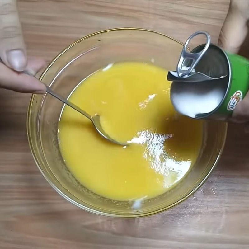 Bước 3 Trộn hỗn hợp dứa sữa chua dừa Kem dứa sữa chua