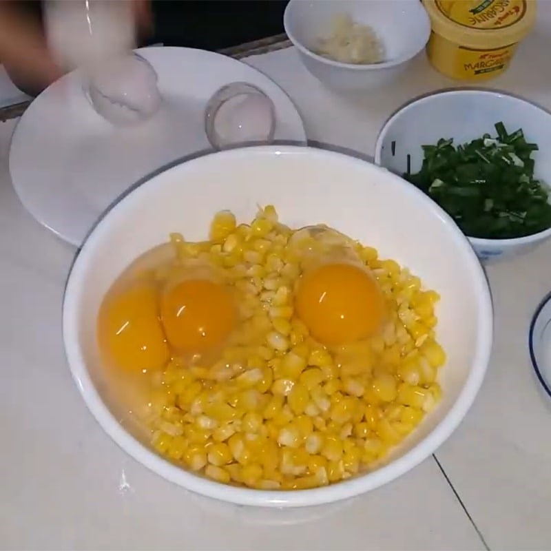 Bước 3 Trộn nguyên liệu Bắp xào trứng gà