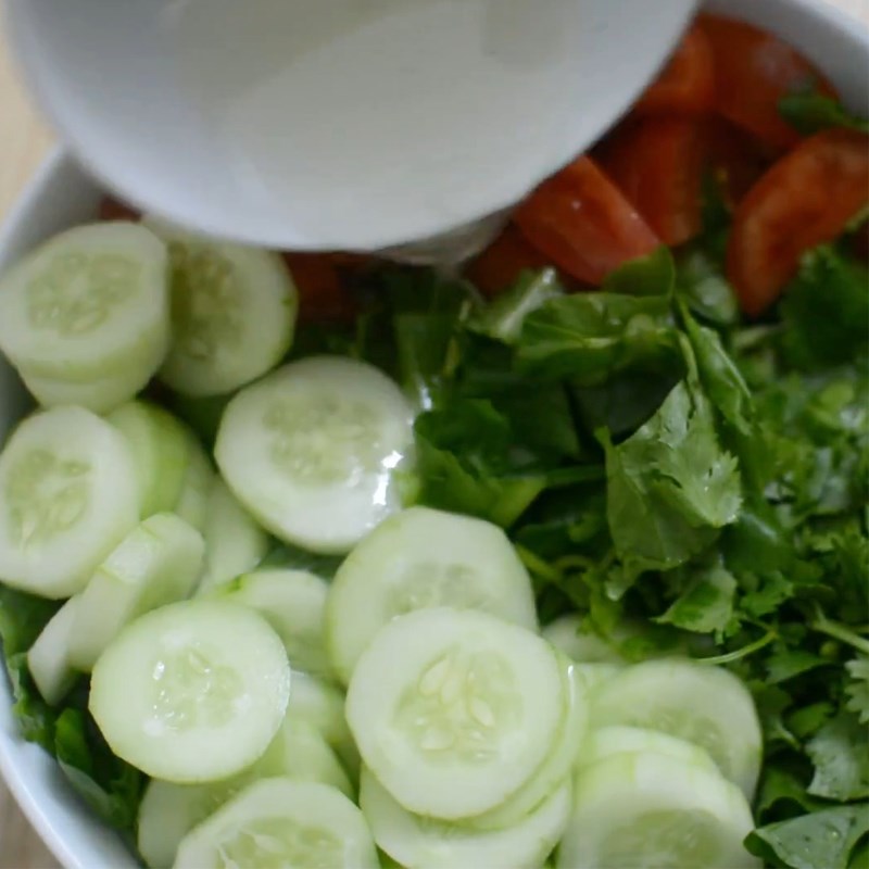 Bước 3 Trộn salad Salad dưa chuột cà chua sốt mayonnaise