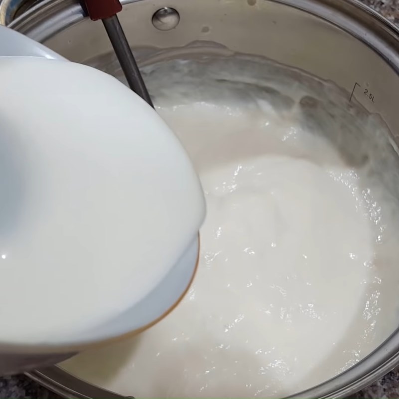 Bước 2 Trộn sữa chua Kem sữa chua trái cây cốt dừa