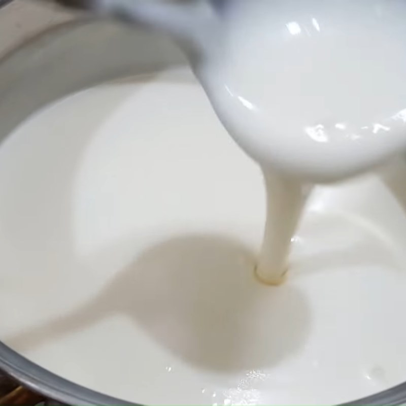 Bước 2 Trộn sữa chua Kem sữa chua trái cây cốt dừa