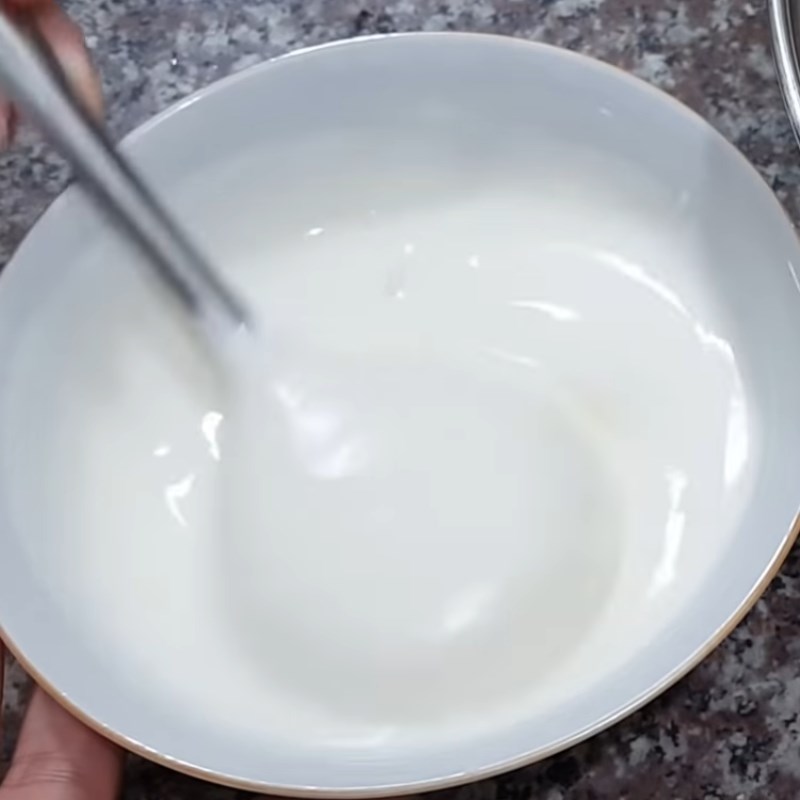 Bước 2 Trộn sữa chua Kem sữa chua trái cây cốt dừa