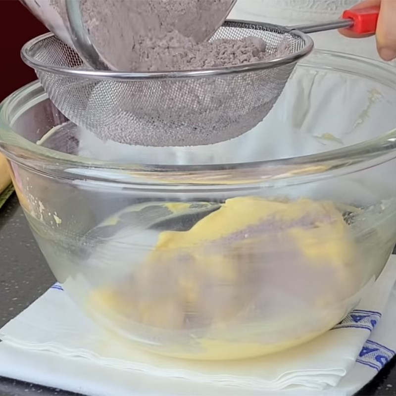 Bước 2 Trộn và rây hỗn hợp bột socola Bánh tart trái cây thập cẩm hình chiếc cốc
