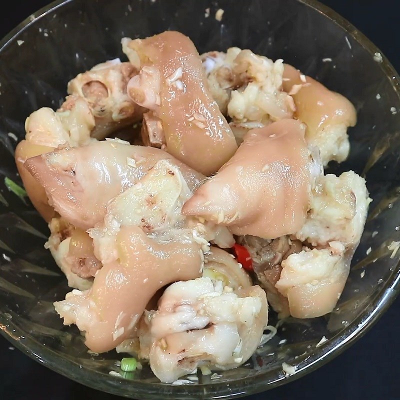 Bước 3 Ướp móng giò Móng giò kho sả ớt