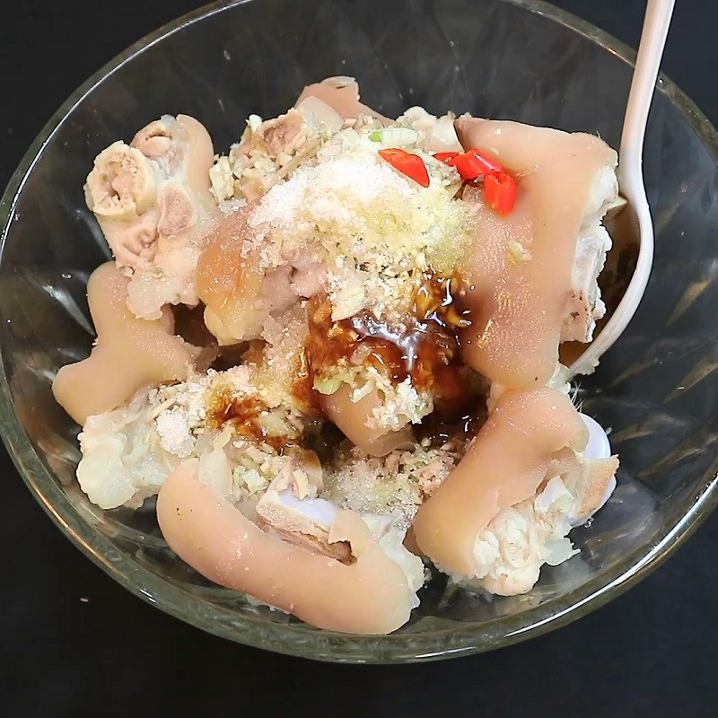 Bước 3 Ướp móng giò Móng giò kho sả ớt