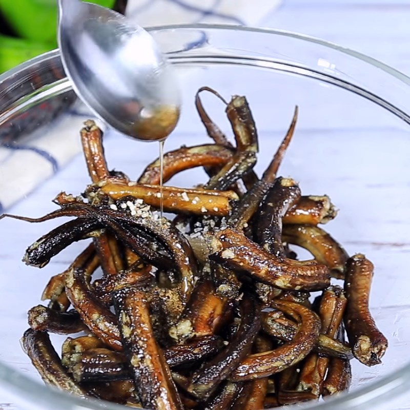 Bước 3 Ướp lươn Lươn kho chuối xanh