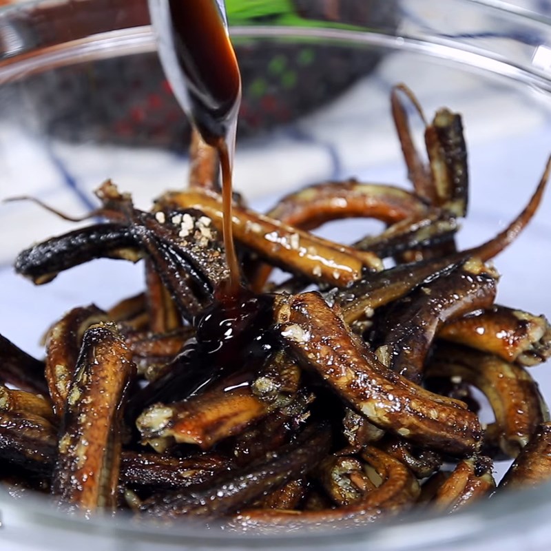 Bước 3 Ướp lươn Lươn kho chuối xanh