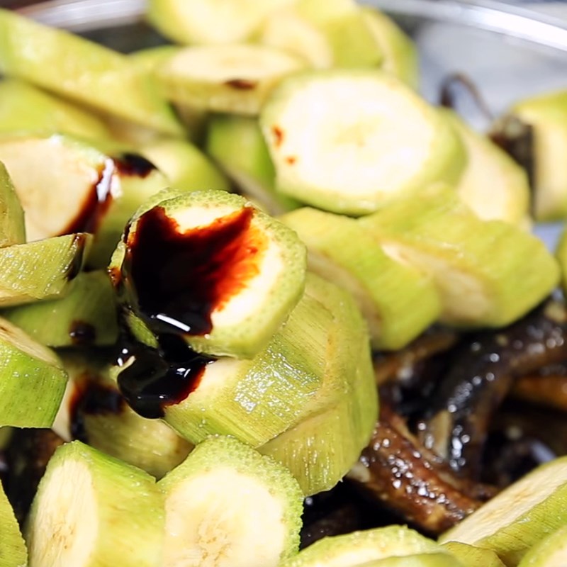 Bước 3 Ướp lươn Lươn kho chuối xanh