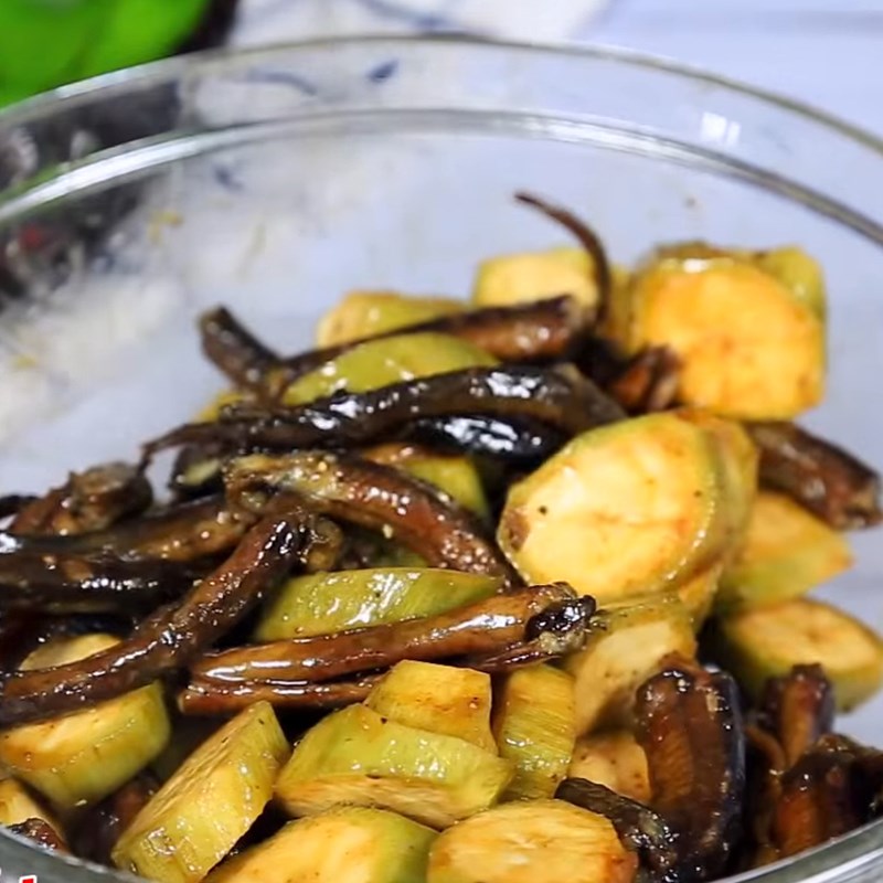 Bước 3 Ướp lươn Lươn kho chuối xanh