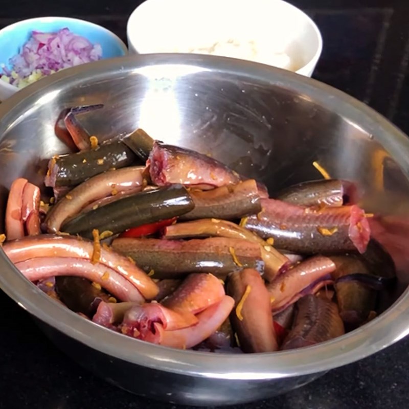 Bước 2 Ướp lươn Lẩu lươn nấu mẻ