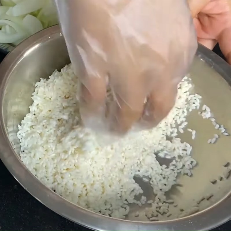 Bước 3 Vo gạo và hấp xôi Xôi‌ ‌gà‌ ‌rôti‌ ‌trứng‌ ‌non‌