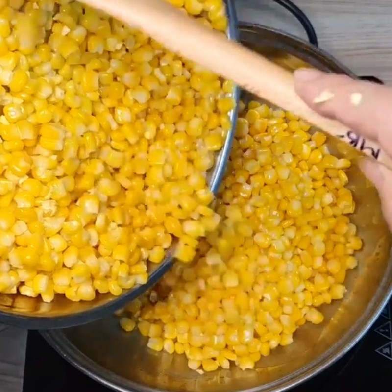 Bước 2 Xào bắp cùng các nguyên liệu Bắp xào phô mai con bò cười