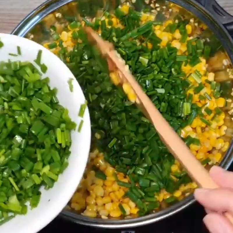 Bước 2 Xào bắp cùng các nguyên liệu Bắp xào phô mai con bò cười