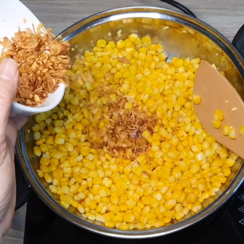 Bước 2 Xào bắp cùng các nguyên liệu Bắp xào phô mai con bò cười