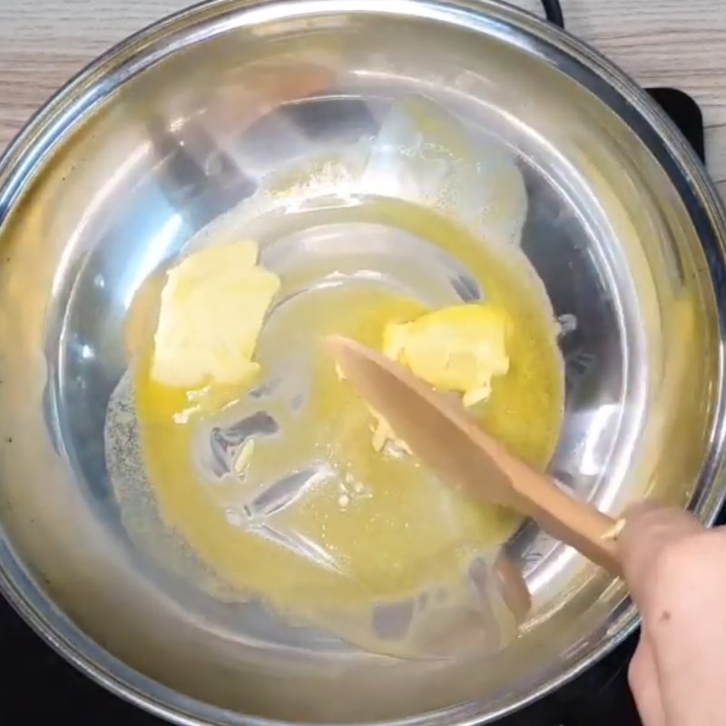 Bước 2 Xào bắp cùng các nguyên liệu Bắp xào phô mai con bò cười