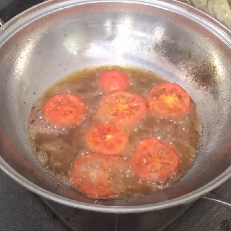 Bước 3 Xào cà chua Cá chim nấu canh chua với mẻ