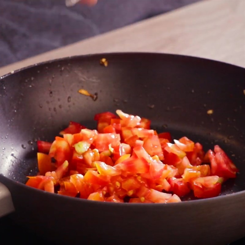 Bước 3 Xào cà chua với tôm Tôm sốt cà chua