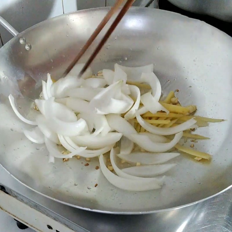 Bước 2 Xào các nguyên liệu Vịt quay xào cải chua