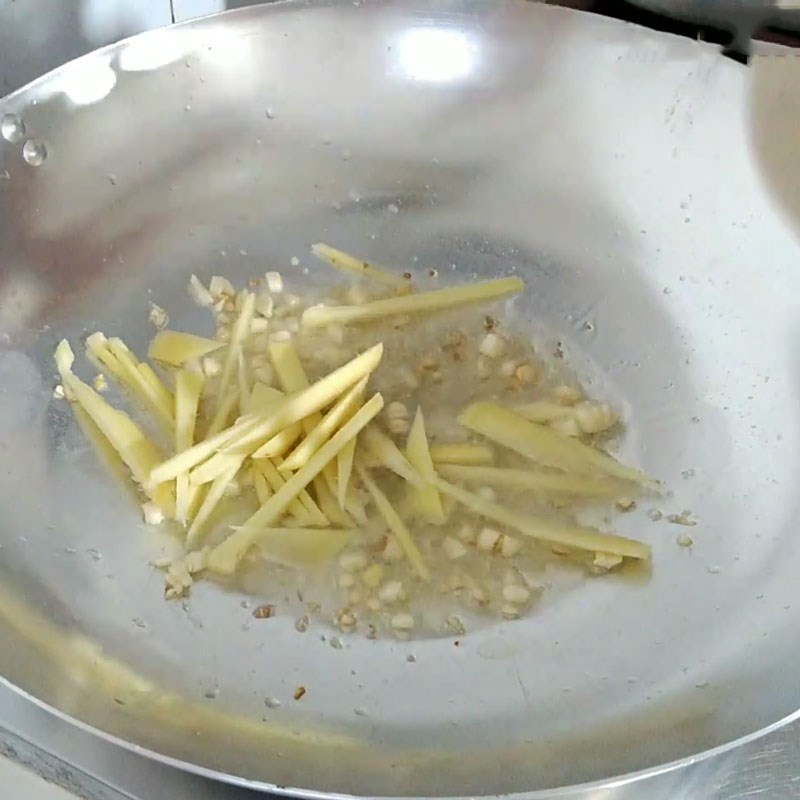 Bước 2 Xào các nguyên liệu Vịt quay xào cải chua