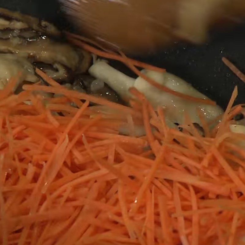 Bước 3 Xào nấm và cà rốt Bún trộn chay nấm