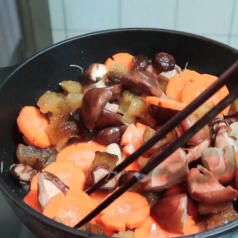 Hỗn hợp hải sâm và nấm đang được xào đều