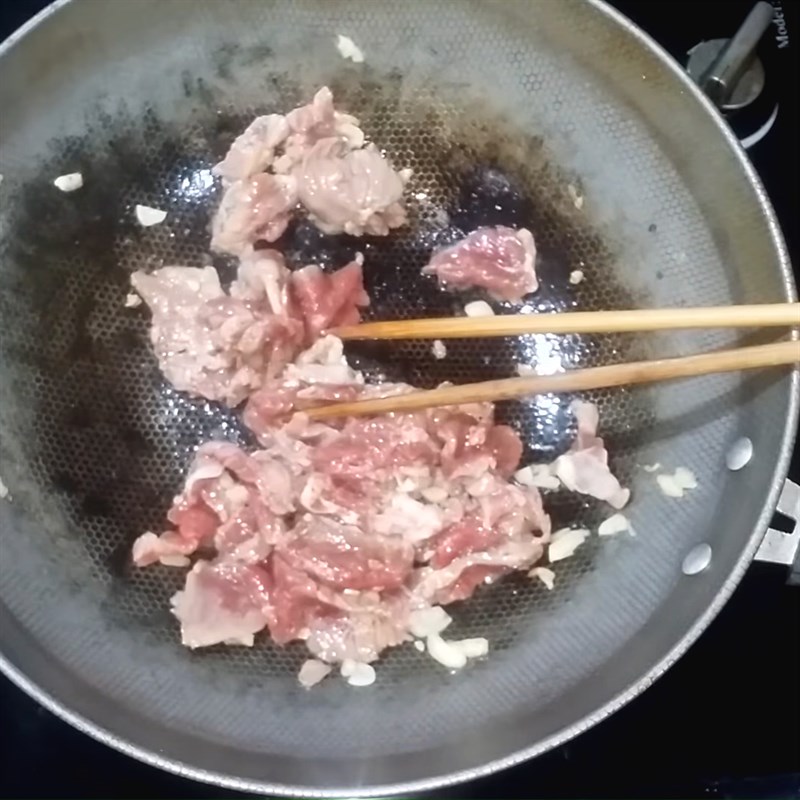 Bước 4 Xào thịt trâu với măng chua Thịt trâu xào măng chua