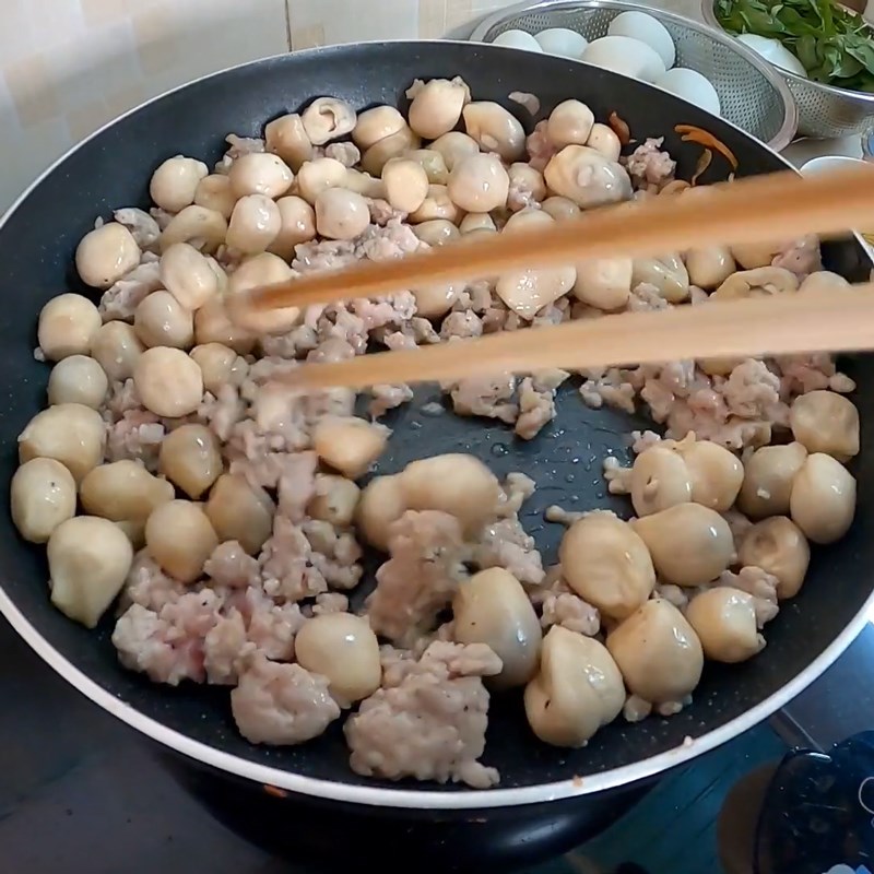 Bước 3 Xào thịt và nấm Cháo trứng vịt lộn