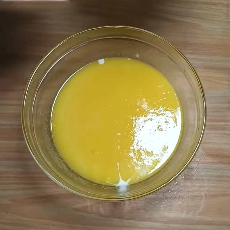 Bước 2 Xay và lọc nước cốt dứa Kem dứa sữa chua