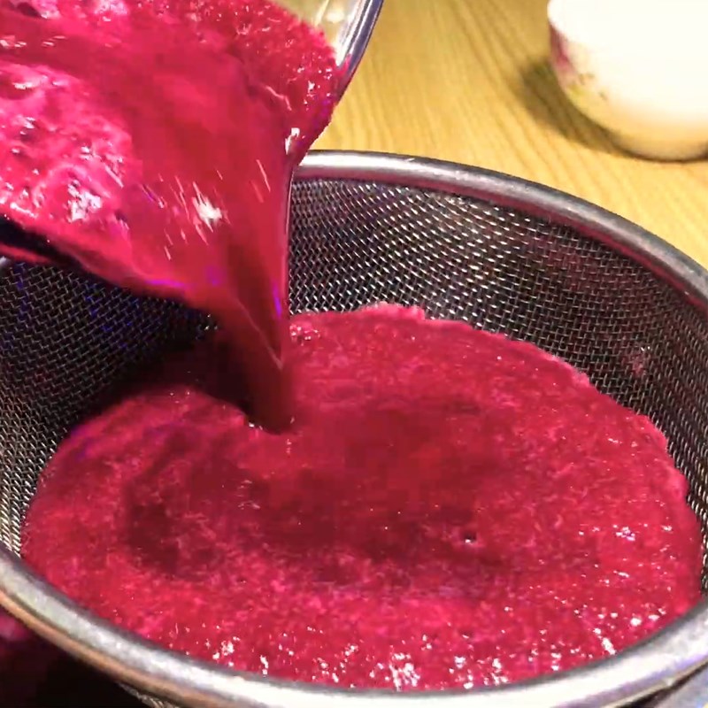 Bước 3 Xay và nấu nước cốt củ dền Trứng cút chùm nho