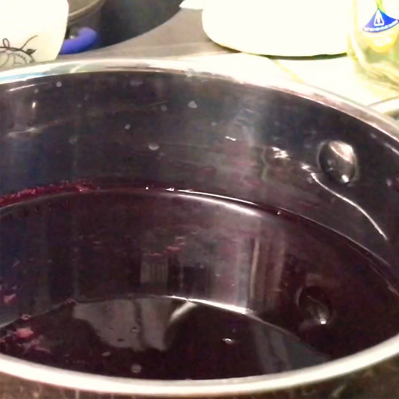 Bước 3 Xay và nấu nước cốt củ dền Trứng cút chùm nho